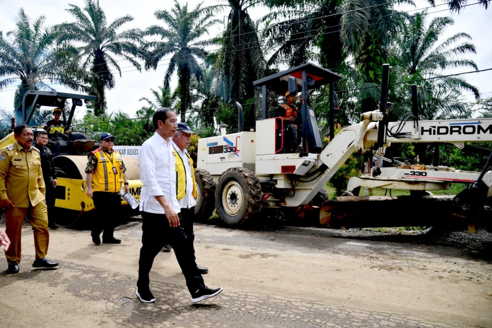  Dana Cair! Jokowi Minta Perbaikan Jalan Rusak Daerah Dimulai Akhir Juli