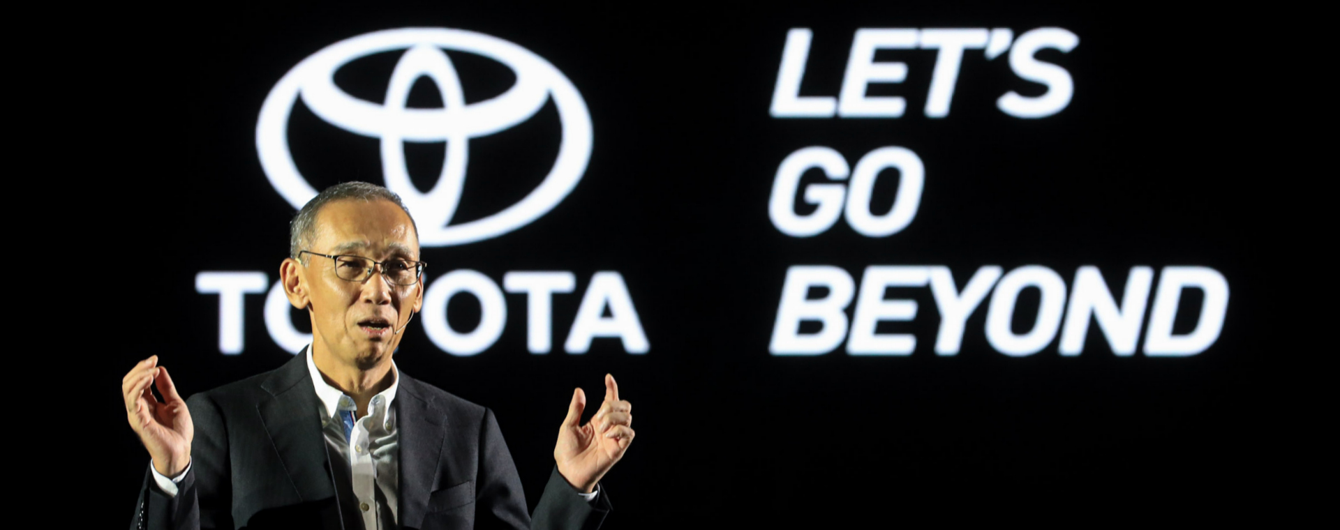 President Director PT Toyota-Astra Motor Hiroyuki Ueda memberikan paparan di Jakarta, Senin (15/5/2023). Toyota unggul dalam penjualan mobil segmen MPV mewah atau premium MPV, berkat larisnya Toyota Alphard dan Toyota Vellfire. JIBI/Bisnis-Abdurachman