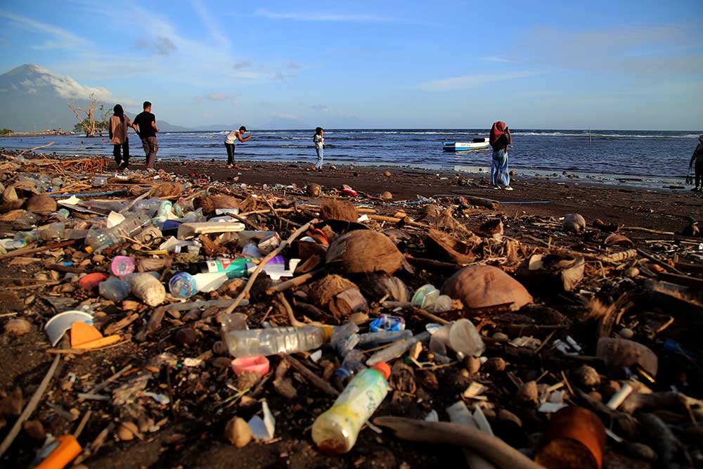  Pantai Kastela di Kota Ternate Maluku Utara Dipenuhi Sampah