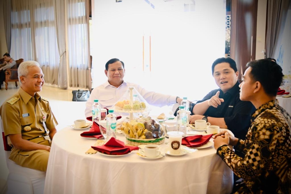  Momen Prabowo, Ganjar, Erick Thohir, dan Gibran Sarapan Bareng di Solo