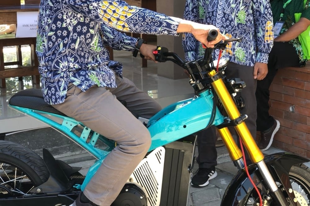  Siswa SMK Cirebon Produksi Sepeda Motor Listrik Custom Ala Jepang