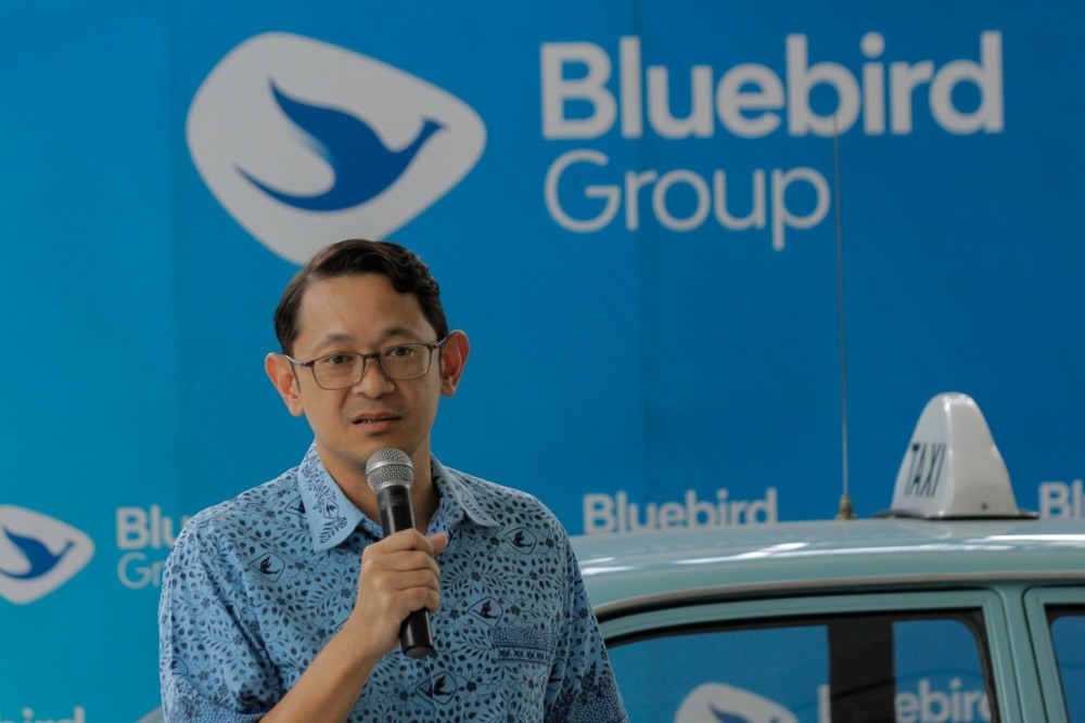 President Director PT Blue Bird Tbk. (BIRD) Andre Djokosoetono memberikan paparan saat acara kerja sama PT Blue Bird Tbk. dan Le Minerale di Jakarta, Selasa (21/2/2023)/Bisnis - Fanny Kusumawardha