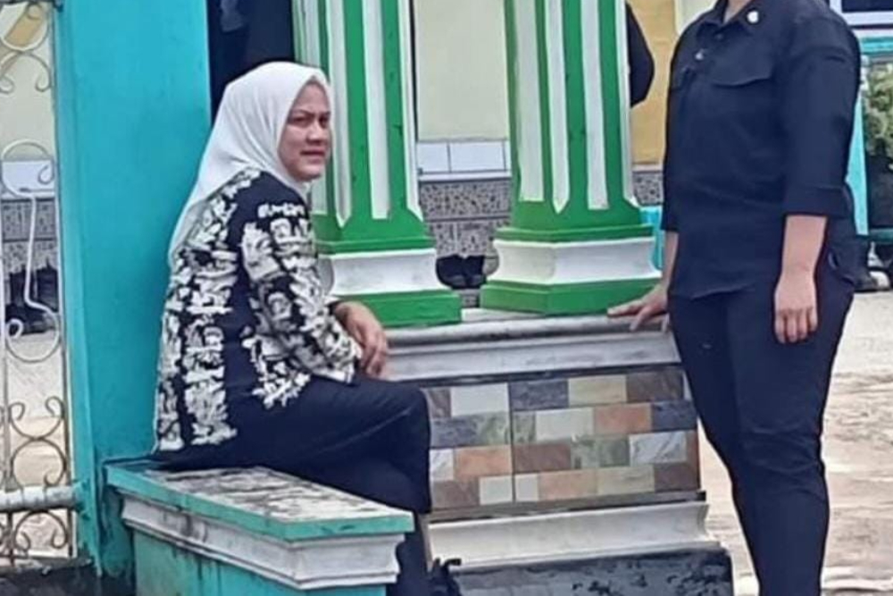 Momen Ibu Iriana Duduk di Emperan saat Tunggu Presiden Jokowi Salat Jumat