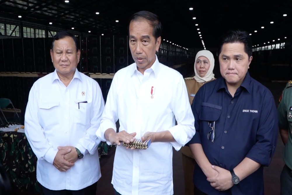  Jokowi Tinjau Pindad dengan Prabowo dan Erick: Industri Pertahanan Cerah!