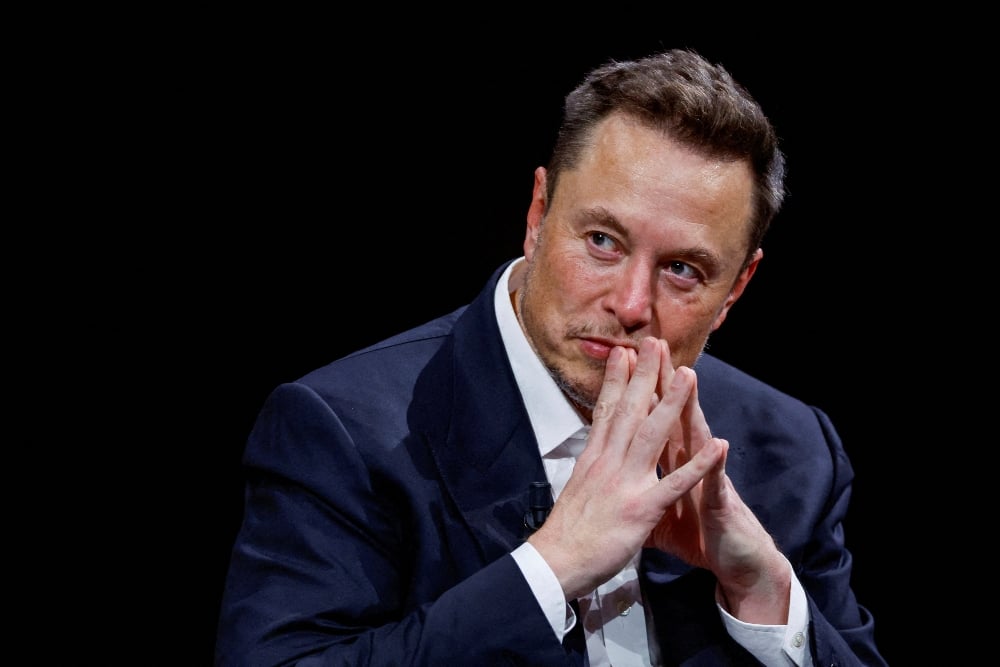Elon Musk, CEO SpaceX dan Tesla serta pemilik Twitter, memberi isyarat saat menghadiri konferensi Viva Technology yang didedikasikan untuk inovasi dan startup di pusat pameran Porte de Versailles di Paris, Prancis, 16 Juni 2023. / REUTERS-Gonzalo Fuentes