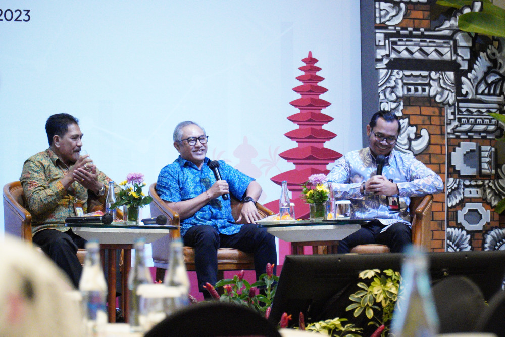 Direktur Utama PT Hatten Bali Tbk (WINE) Ida Bagus Rai Budarsa (tengah) dalam sebuah diskusi di Kuta, Bali, Selasa (25/07/2023). Istimewa.