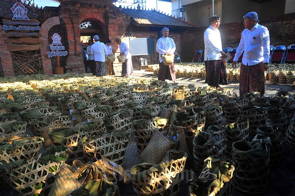  Tradisi Bagi Nasi Jangkrik di Kudus