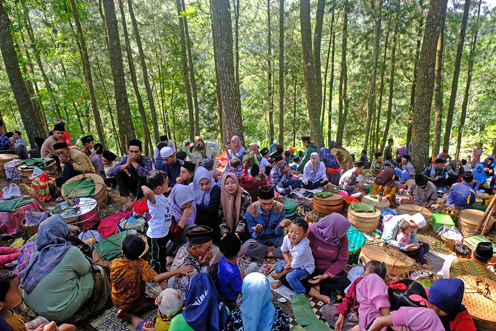  Tradisi Nyadran Kyai Kramat di Kawasan Hutan Pinus Desa Tlogopucang Temanggung