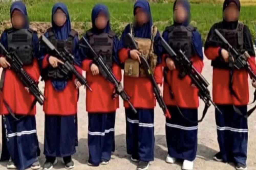  Viral Foto 6 Santriwati Ponpes Magetan Bawa Airsoft Gun saat MPLS, Begini Kronologinya