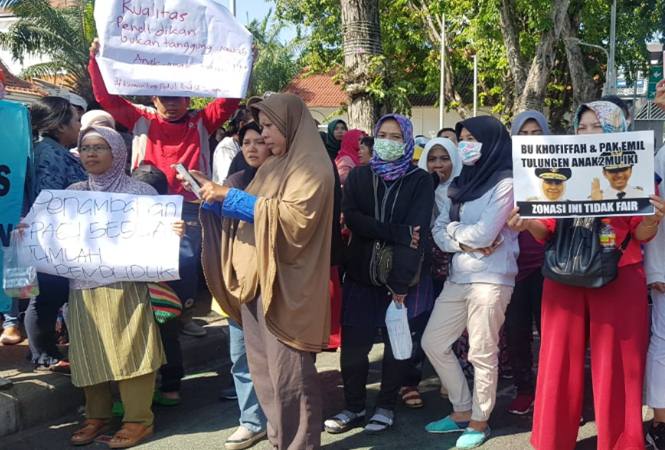 Suasana aksi demo warga Jawa Timur yang menuntut penghapusan sistem zonasi pendaftaran peserta didik baru (PPDB) di depan Gedung Grahadi Surabaya, Rabu (19/6/2019)./Bisnis-Peni Widarti