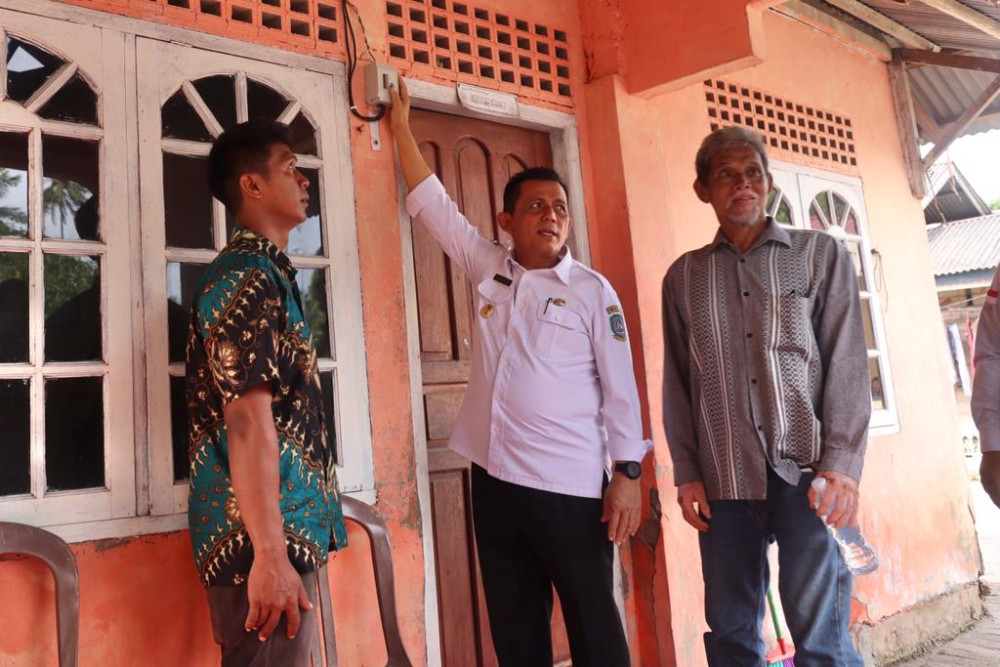 Kepala Dinas ESDM Provinsi Kepri, Darwin (tengah)./Ist