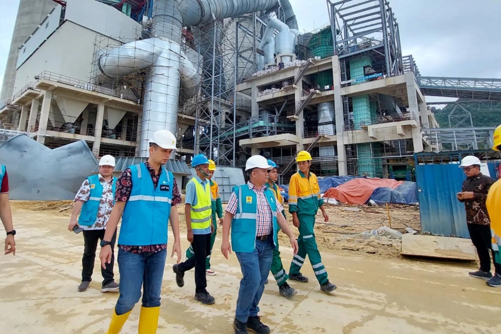 PLN akan mulai mengaliri listrik tegangan tinggi (KTT) pertama di Kalimantan Timur untuk PT Kobexindo Cement.