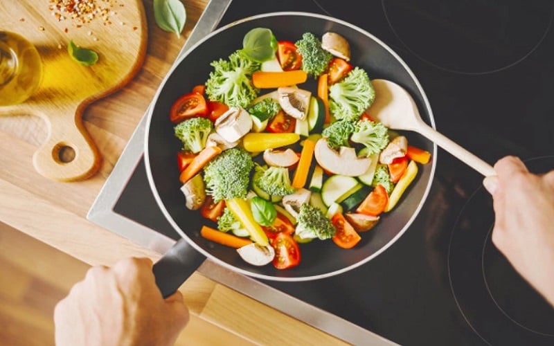 Vegetarianisme, dengan lapisan berisi kacang-kacangan, biji-bijian, buah, dan sayuran, memberikan panduan visual untuk diet vegetarian yang seimbang
