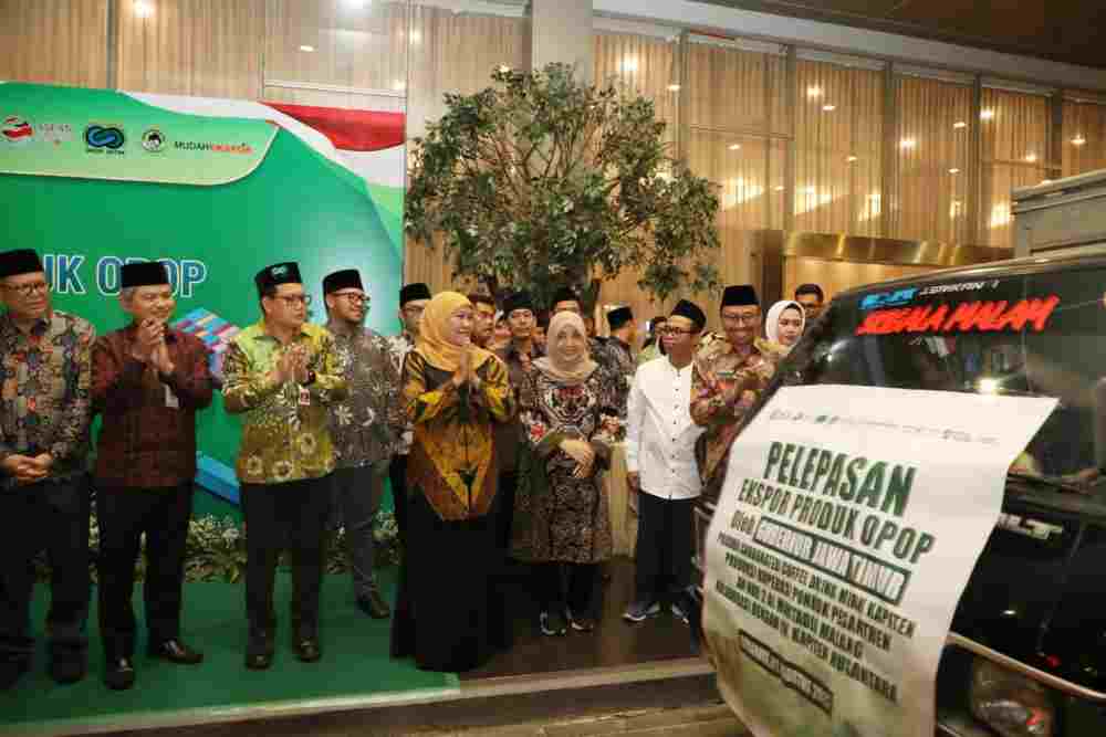 Gubernur Jatim Khofifah Indar Parawansa melepas ekspor produk OPOP Jatim ke Malaysia./Dok. Pemprov Jatim