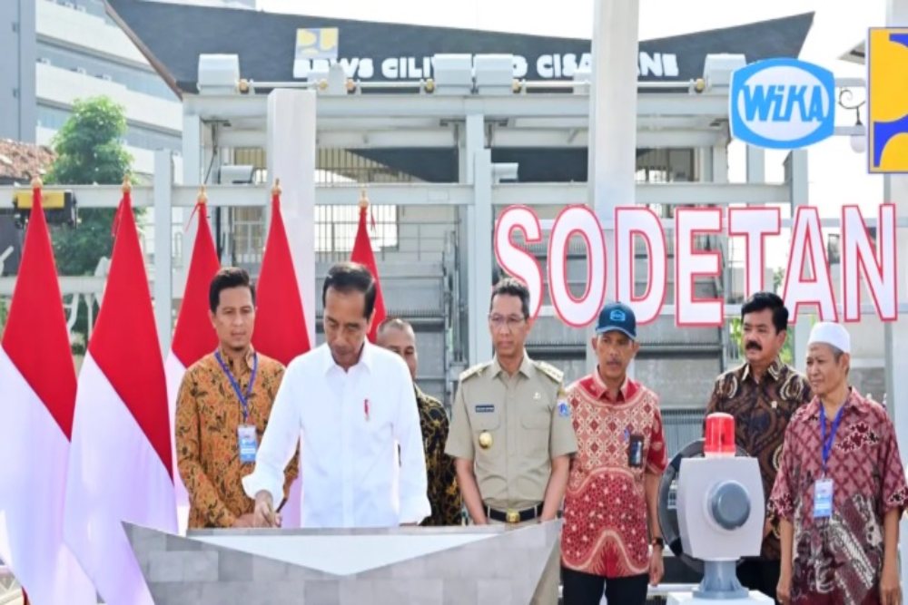 Presiden Joko Widodo (Jokowi) meresmikan Sodetan Ciliwung ke Kanal Banjir Timur, Jakarta, pada Senin (31/7). Peresmian dilaksanakan di area Inlet Sodetan Ciliwung, ditandai dengan pemutaran tuas pintu air dan penandatanganan prasasti./Antara