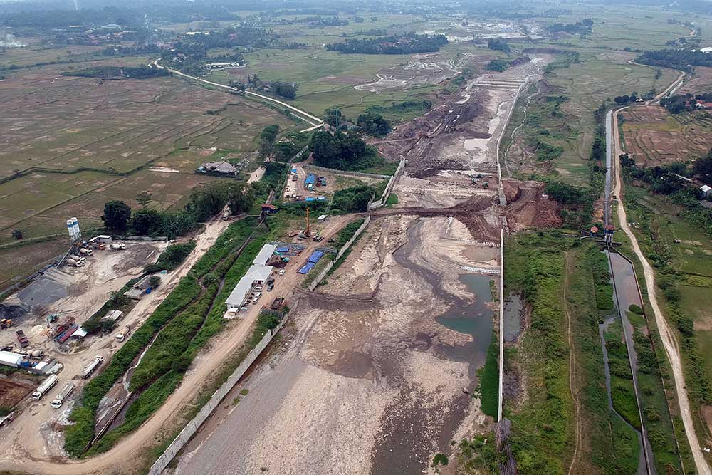  Aliran Sungai Cipamingkis di Bendung Cipamingkis Bogor Mengering