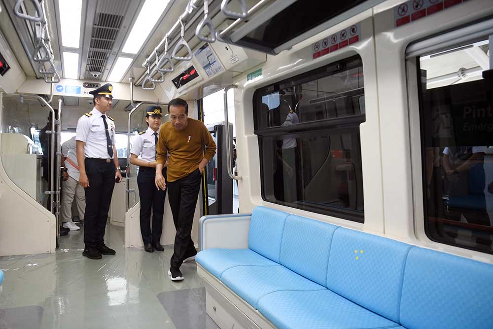  Presiden Jokowi Jajal LRT Jabodetabek