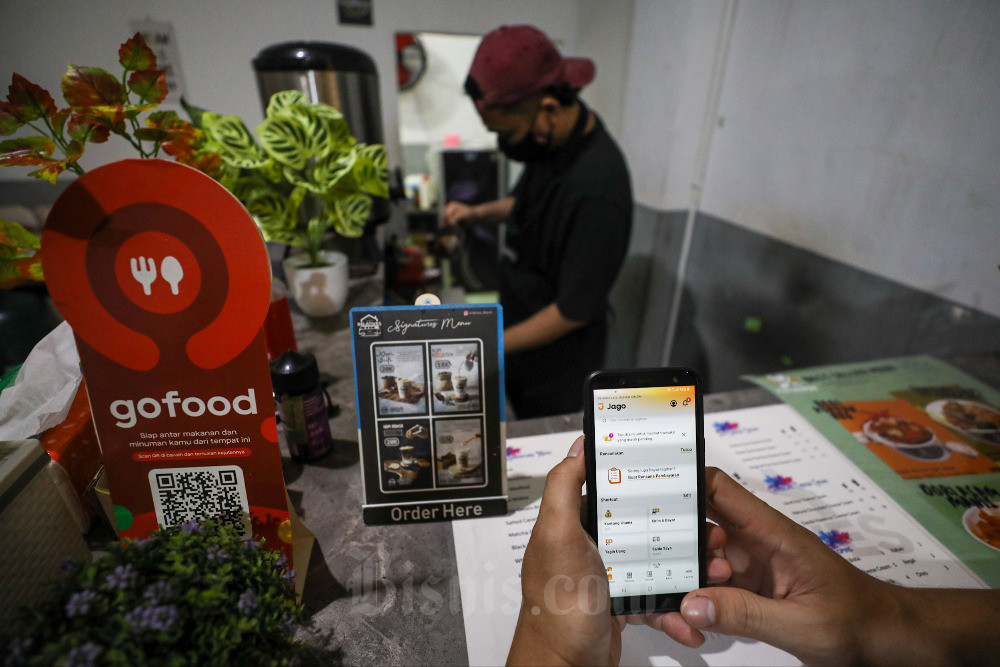 Pelanggan melakukan pembayaran melalui Aplikasi Jago di kedai kuliner Eatverse di Depok, Jawa Barat, Selasa (11/10/2022). Bisnis/Arief Hermawan P