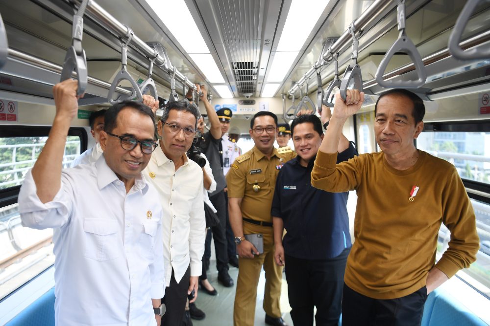  Kata Jokowi Soal Jembatan Lengkung LRT Salah Desain