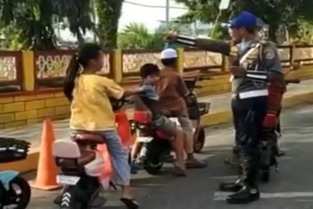 Petugas tengah mengarahkan anak-anak yang tengah memainkan sepeda listrik/instagram masyarakat.kotabaru