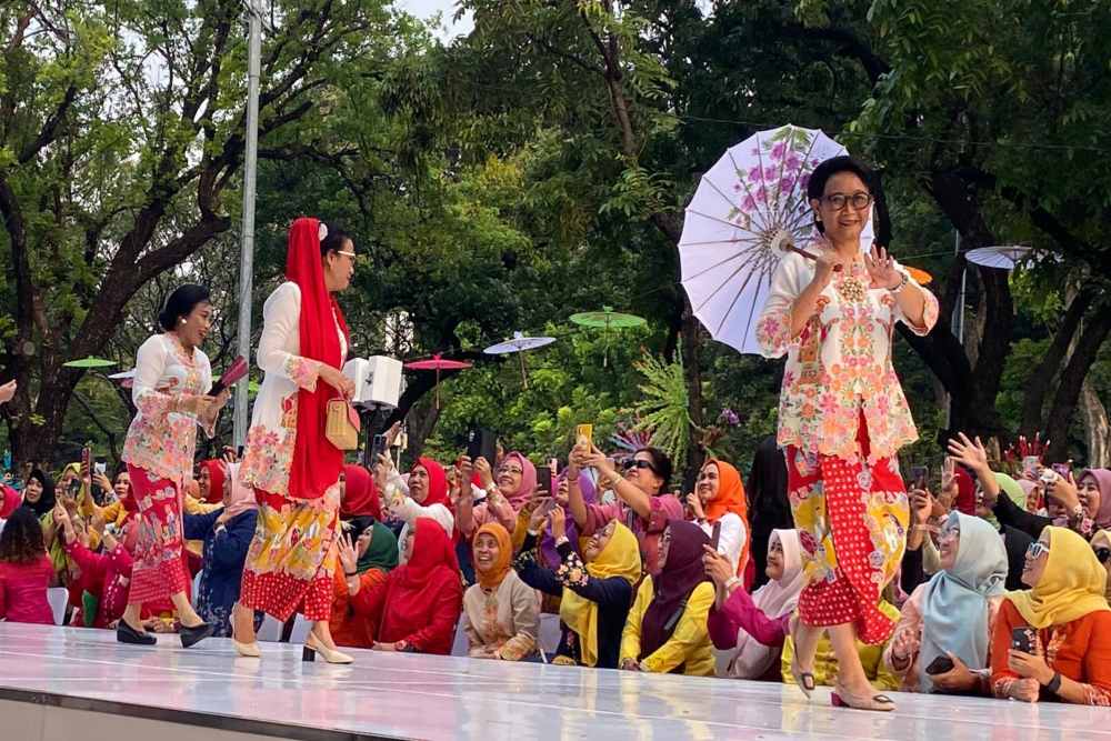  Menlu Retno Kisahkan Pengalaman Pertama Jadi Model Catwalk di Istana Berkebaya