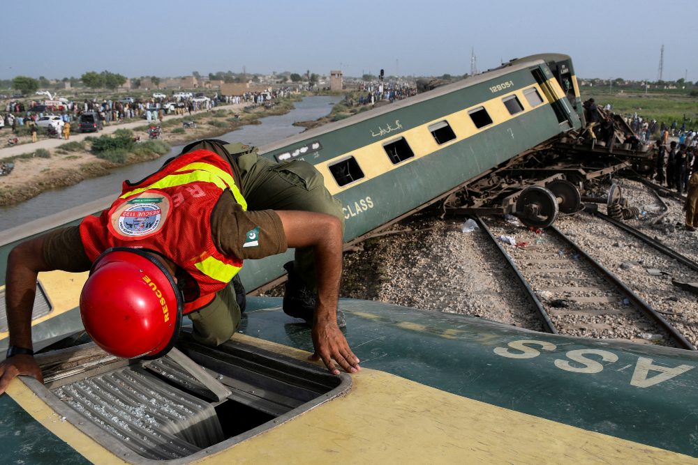  Tragedi 10 Gerbong Kereta Api di Pakistan Tergelincir yang Tewaskan 32 Orang