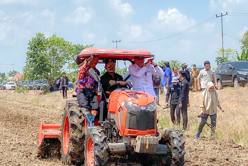  Menteri Pertanian Tinjau Tanam Padi di Sumsel, Dorong Perluasan Pertanaman