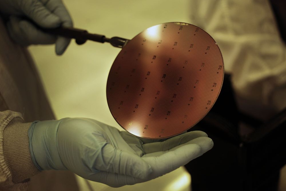 Wafer semikonduktor Gallium Arsenide yang digunakan untuk komunikasi frekuensi radio./Bloomberg