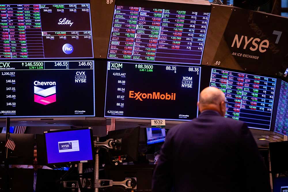 Wall Street lebih tinggi pada akhir perdagangan Senin (7/8/2023), karena investor menambahkan posisi di tengah kegamangan The Fed terkait kebijakan suku bunga. Bloomberg/Michael Nagle