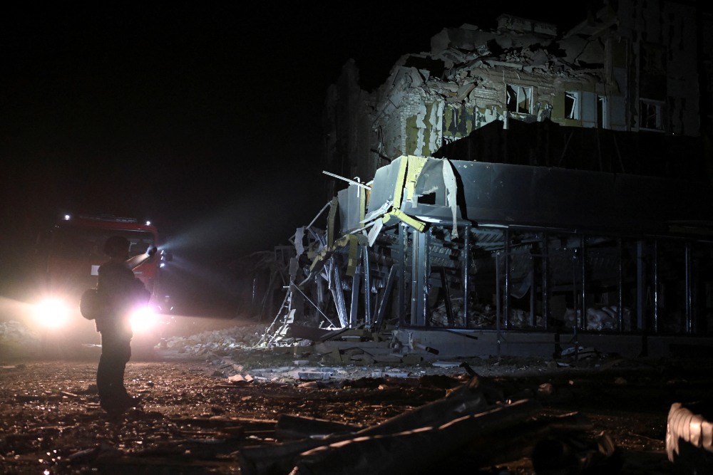 Tim penyelamat bekerja di lokasi bangunan hancur akibat serangan rudal Rusia, di Pokrovsk, wilayah Donetsk, Ukraina 7 Agustus 2023. Layanan pers Layanan Darurat Negara Ukraina/Handout via REUTERS 