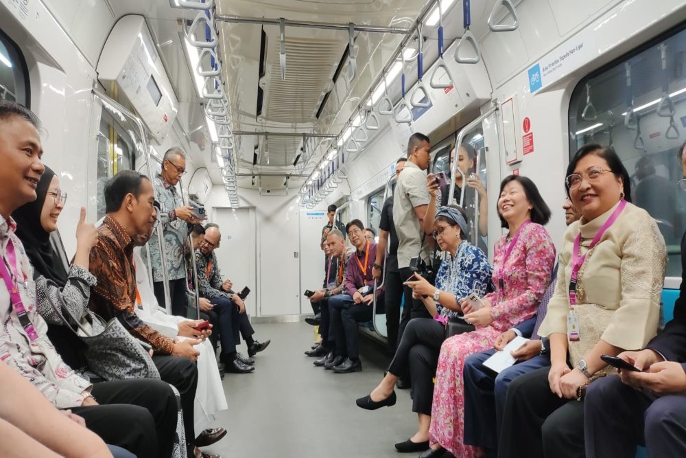 Presiden Joko Widodo (Jokowi) mengajak para duta besar (dubes) Negara Asean dan Negara Mitra untuk menikmati Moda Raya Terpadu (MRT) dari Stasiun Bundaran HI, Jakarta Pusat ke Stasiun Asean, Jakarta Selatan, Selasa (8/8/2023). JIBI/Bisnis-Akbar Evandio