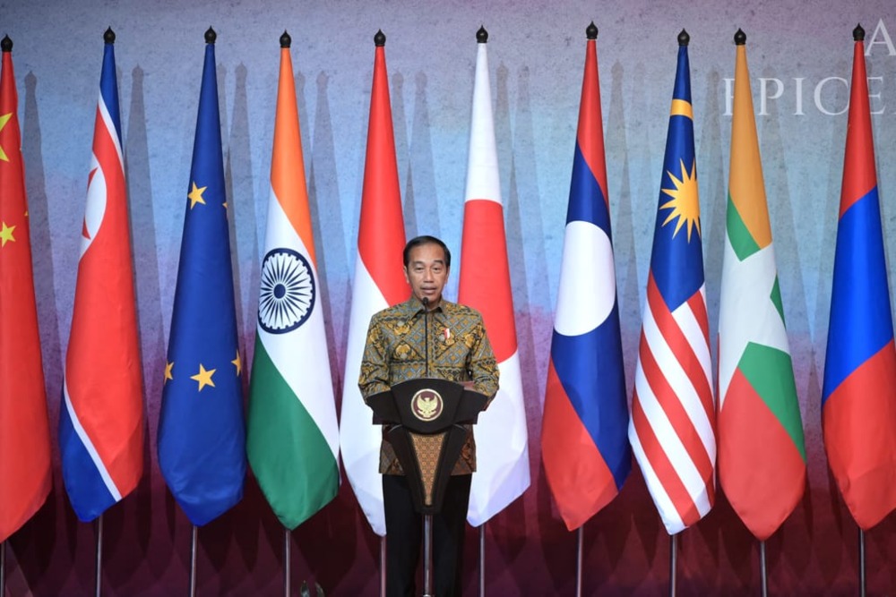 Presiden Jokowi memberikan sambutan di depan Menteri Luar Negeri Asean dan negara mitra, dalam rangkaian acara Post Ministerial Meeting (PMC) 2023 di Hotel Shangri-La, Jakarta, pada Jumat (14/7/2023)/ Galeri Asean.