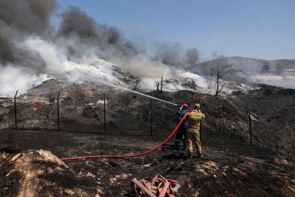 Petugas pemadam kebakaran berusaha memadamkan api yang membakar di pabrik daur ulang, di Sesklo, di Yunani tengah, 26 Juli 2023. REUTERS/Alexandros Avramidis/File Foto
