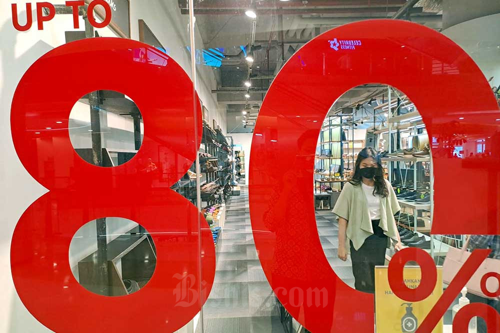Pengunjung memilih barang di salah satu outlet di pusat perbelanjaan atau mal di Jakarta, Rabu (9/11.2022). Peritel fasion memberikan promo hingga 80an persen kepada pembeli. Bisnis/Himawan L Nugraha
