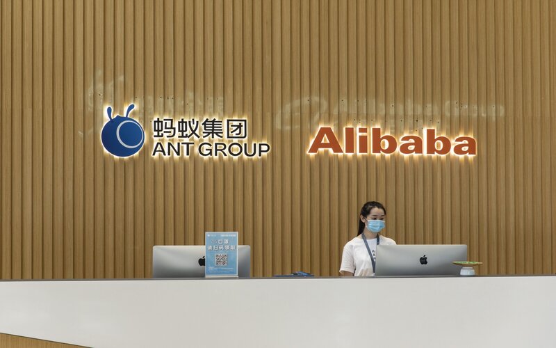 Salah satu karyawan di kantor Ant Group/Bloomberg