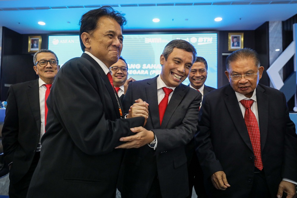 Direktur Utama BTN Nixon LP Napitupulu (ketiga kanan) mendapatkan ucapan selamat dari Komisaris Utama Chandra Hamzah (kedua kiri) disaksikan Wakil Komisaris Utama Iqbal Latanro (kanan), Direktur Consumer Hirwandi Gafar (kedua kanan), Komisaris Independen Sentot A. Sentausa (kiri), dan Direktur IT & Digital Andi Nirwoto seusai Rapat Umum Pemegang Saham Tahunan (RUPST) di Jakarta, Kamis (16/3/2023). JIBI/Bisnis/Arief Hermawan P