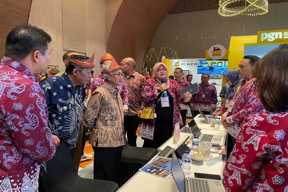 Kepala SKK Migas Dwi Soetjipto (tiga dari kiri)./Bisnis-Herdiyan