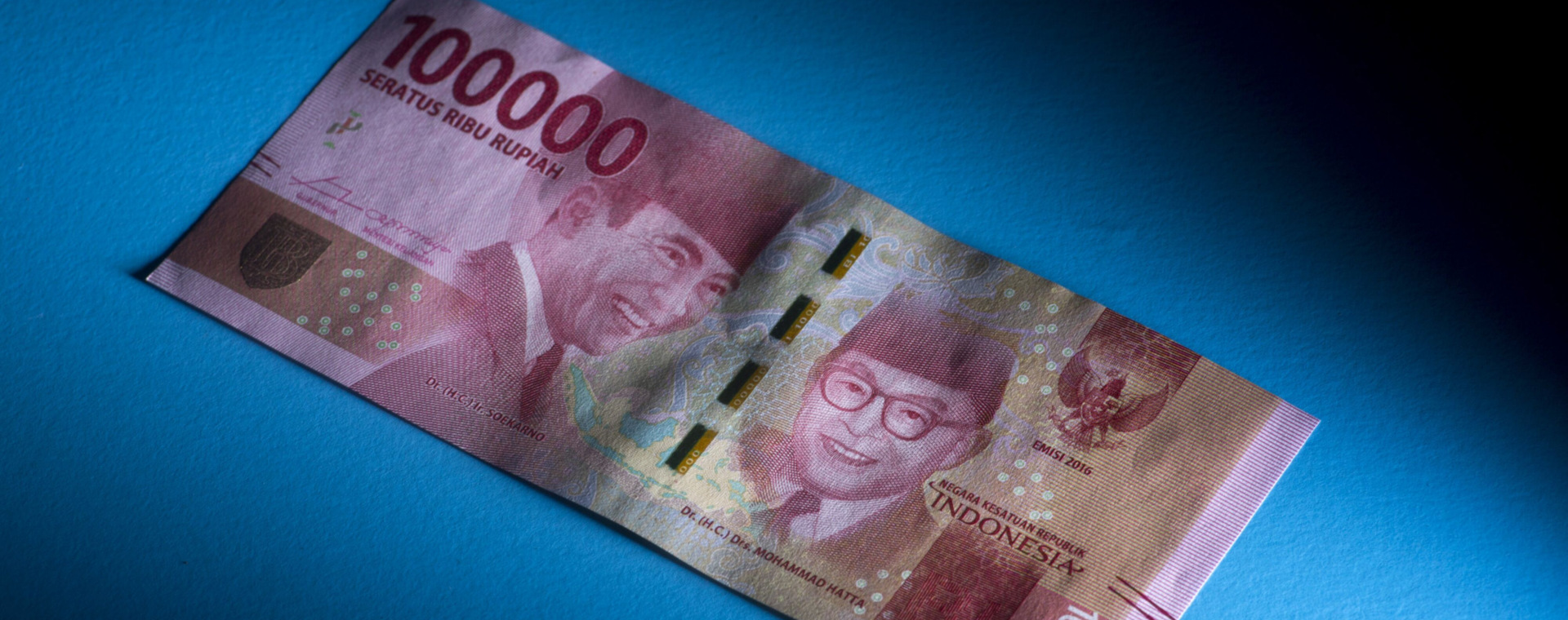 Potret uang rupiah pecahan Rp100.000. Serapan surat berharga negara atau SBN melalui industri asuransi berpotensi tumbuh seiring dengan meningkatnya angka harapan hidup. - Bloomberg/Brent Lewin