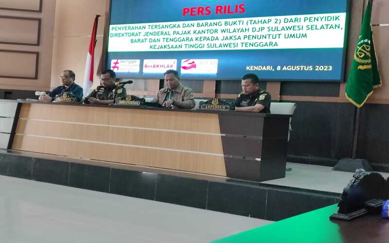 Kepala Kanwil DJP Sulselbartra Arridel Mindra (kedua kanan) tengah memberikan keterangan terkait penyerahan tersangka penggelapan pajak ke Kejati Sultra, Selasa (8/8/2023). Dok Kanwil DJP Sulselbartra