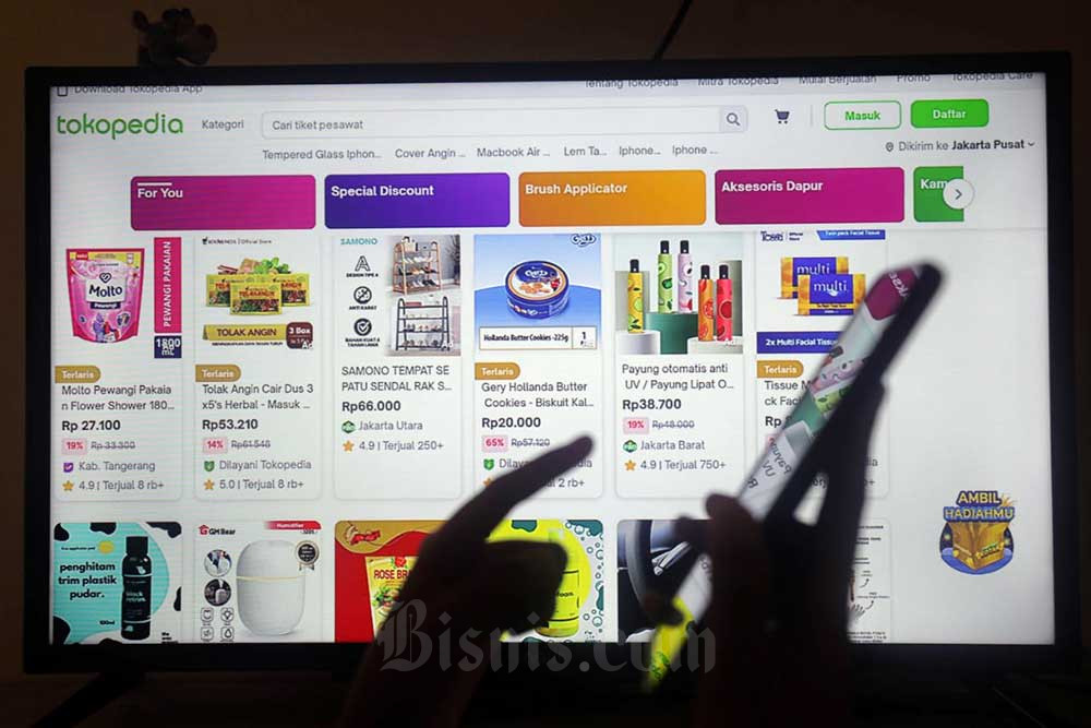 Warga berbelanja secara daring menggunakan e-commerce Tokopedia di Jakarta, Minggu (17/7/2022). Bisnis/Himawan L Nugraha