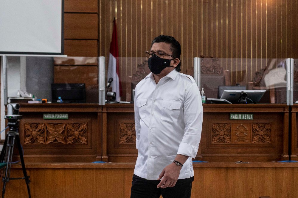 Diskon Vonis di Tingkat Kasasi, Hukuman Sambo Cs Bisa Langsung Dieksekusi. Terdakwa kasus pembunuhan berencana terhadap Brigadir Nopriansyah Yosua Hutabarat, Ferdy Sambo berjalan keluar ruangan sidang usai menjalani sidang putusan di Pengadilan Negeri Jakarta Selatan, Jakarta, Senin (13/2/2023). Dalam sidang tersebut, Majelis Hakim memvonis Ferdy Sambo dengan hukuman mati. ANTARA FOTO/Aprillio Akbar/rwa.