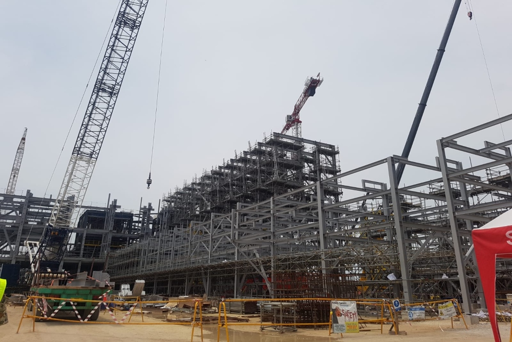 Progres konstruksi smelter konsentrat tembaga PT Freeport Indonesia di  Kawasan Ekonomi Khusus (KEK) JIIPE, Gresik, Jawa Timur, Rabu (29/3/2023)/Bisnis-Denis Riantiza Meilanova 