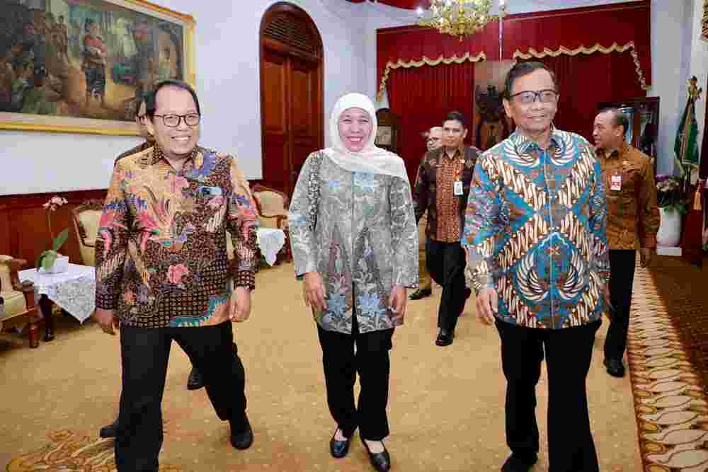 Gubernur Jatim Khofifah Indar Parawansa (tengah) bersama MenkoPolhukam RI Mohammad Mahfud MD (kanan) usai menggelar forum Diskusi Sentra Penegakan Hukum Terpadu di Surabaya. Dok. Pemprov Jatim