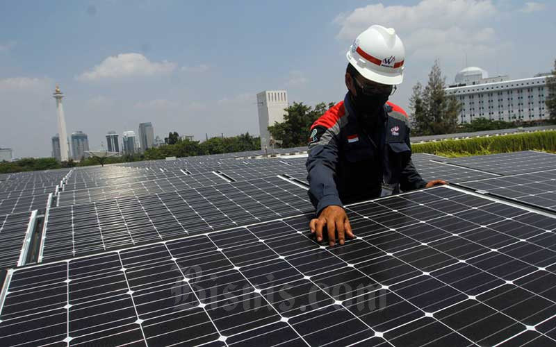 Suasana instalasi panel surya dari ketinggian di Masjid Istiqlal, Jakarta, Kamis (27/8/2020). Penggunaan pembangkit listrik tenaga surya ini sebagai upaya mendukung penggunaan energi yang ramah lingkungan, efektif dan efisien. Bisnis/Himawan L Nugraha