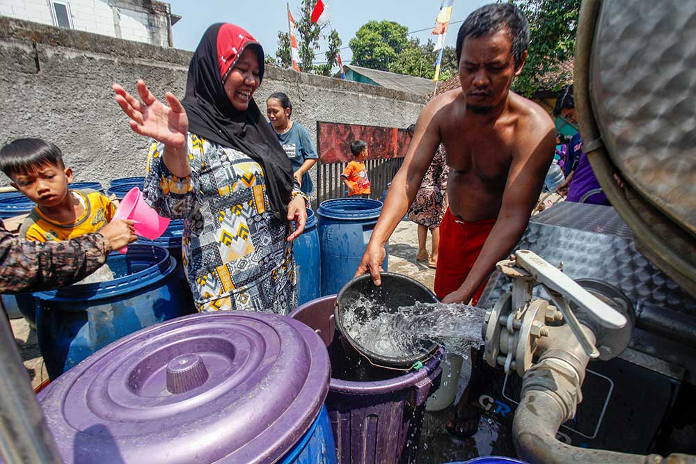  Warga di Bogor Mengantre Air Bersih Yang Dibagikan BPBD Kabupaten Bogor