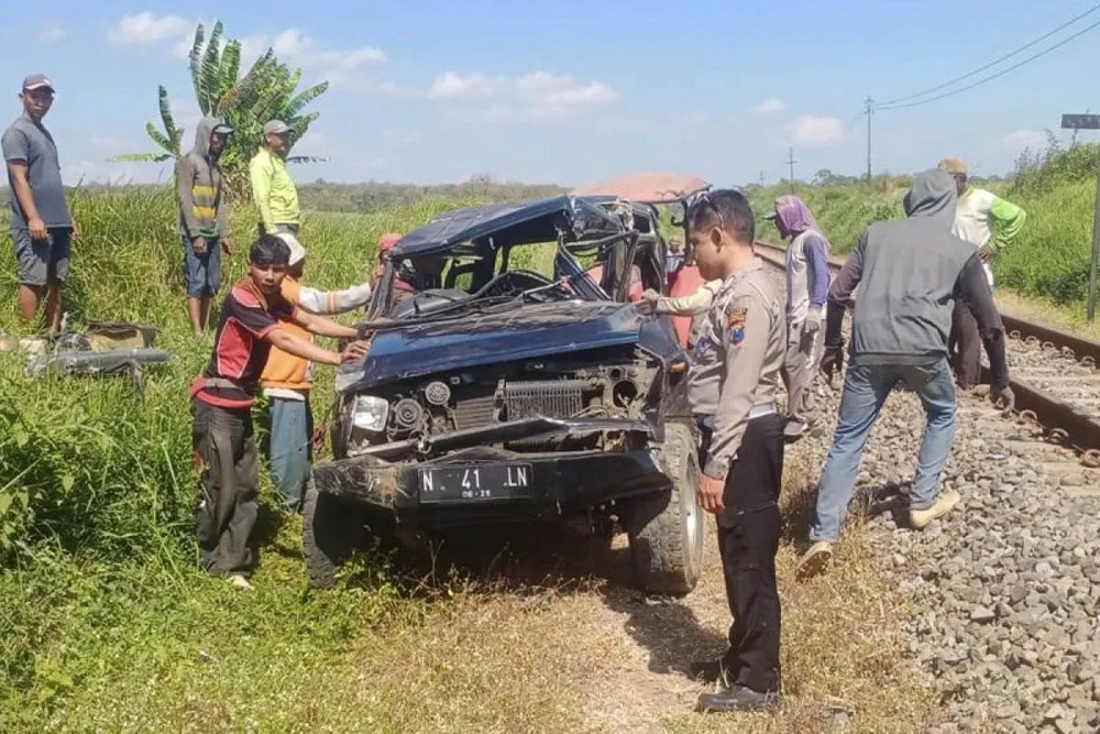  Kereta Api Kertanegara Tabrak Mobil di Kepanjen Malang