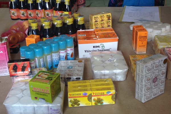 Beberapa contoh obat tradisional dan kosmetik yang diamankan oleh BBPOM Denpasar September 2015/Bisnis-Natalia Indah Kartikaningrum