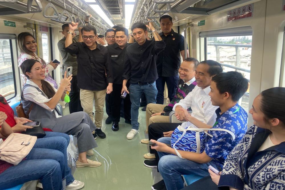  Jokowi Jajal LRT Bareng Artis, dari Harjamukti - Dukuh Atas Hanya 55 Menit!