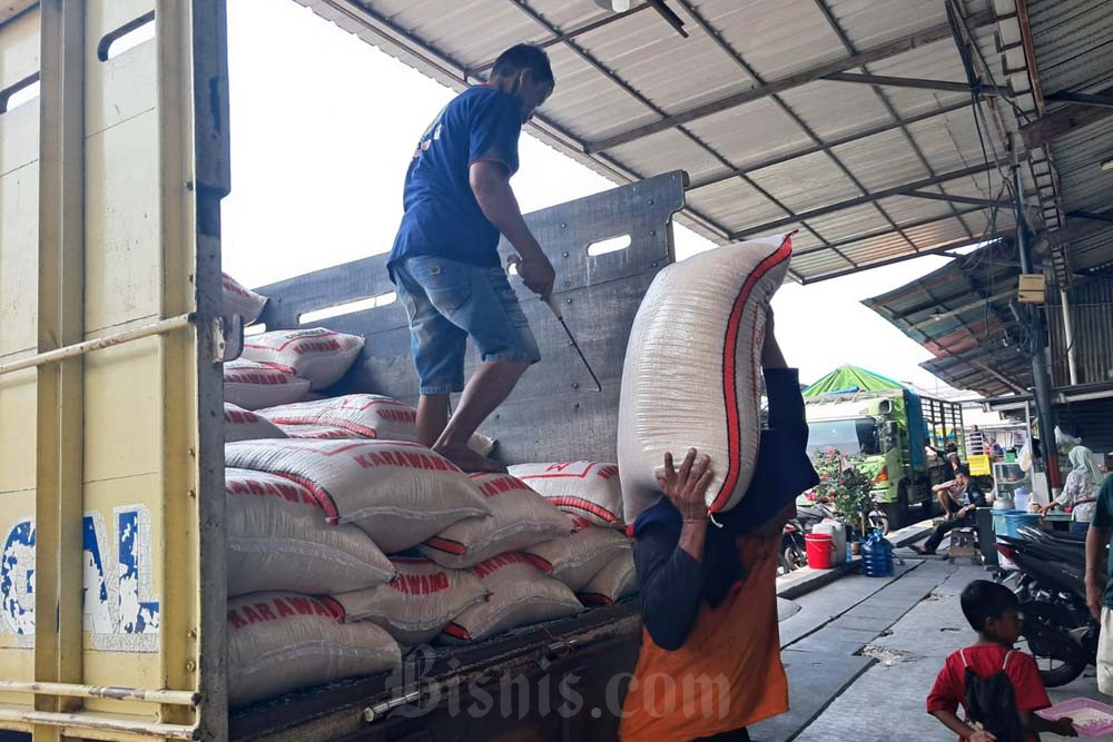  Diam-Diam, Harga Beras Pasar Cipinang Melonjak Rp1.000 per Kg