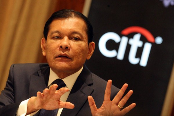 Chief Executive Officer Citibank, N.A. Indonesia Batara Sianturi memberikan penjelasan mengenai kinerja perusahaan, di Jakarta, Senin (6/11)./JIBI-Dedi Gunawan